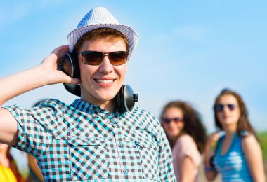 Güneş gözlüklü genç adam.