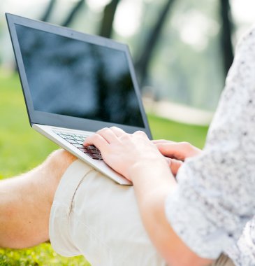 adam parkta bir dizüstü bilgisayar ile çalışma