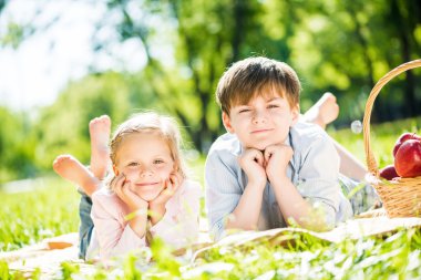 çocuklar piknik