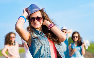 şık Bayan güneş gözlüğü