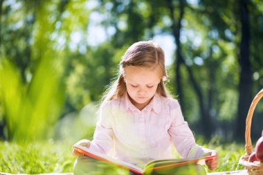 kız yaz Park kitap okuma