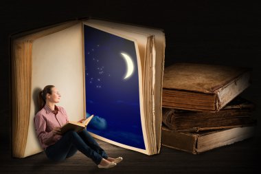 Kitap okuyan genç bir kadın.
