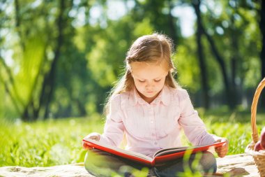 tatlı bir kız parkta