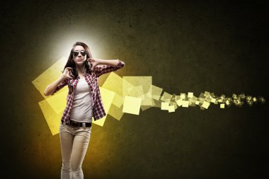 kulaklıklar giyen genç kız