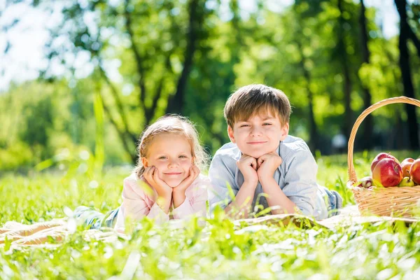 Kinder beim Picknick — Stockfoto