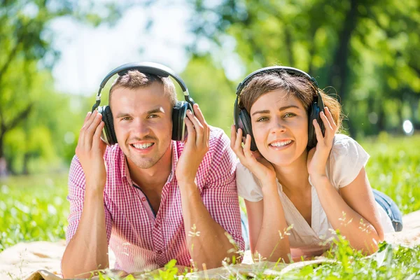 Couple dans le parc — Photo