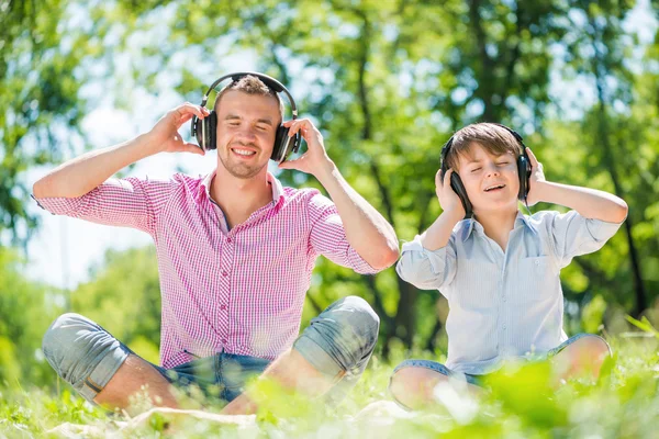 Vater und Sohn im Park — Stockfoto