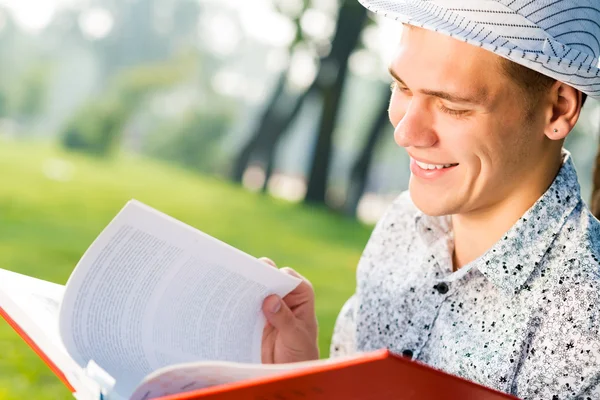 Unge man läser en bok — Stockfoto