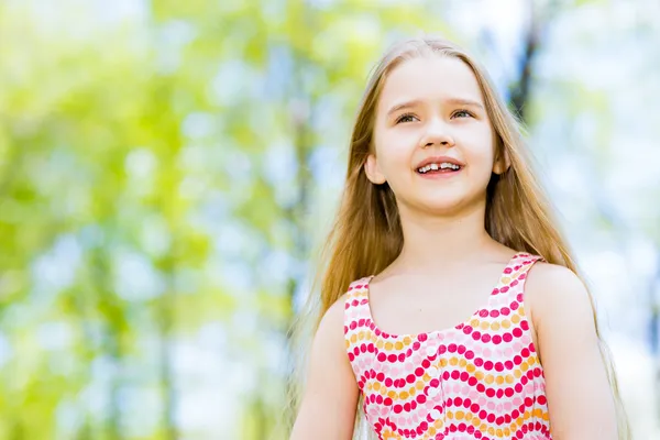 Retrato de uma menina em um parque — Fotografia de Stock