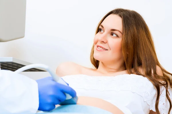 Kobieta w ciąży na recepcji — Zdjęcie stockowe