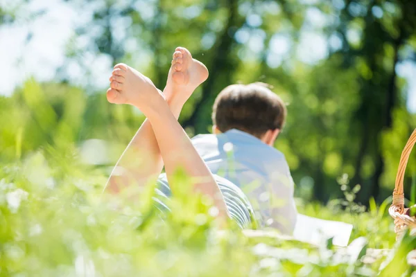 Pojke på picknick — Stockfoto