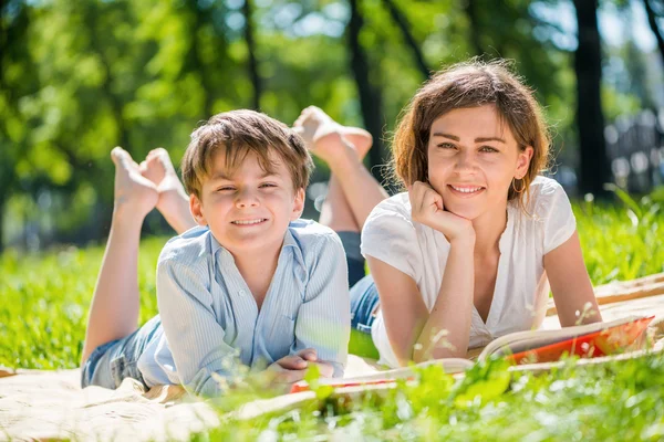 Family at park — Stock Photo, Image