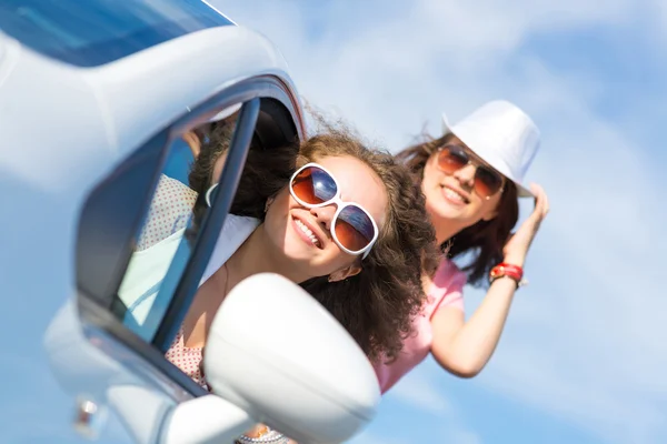 Woman got out of car window and laugh — Stock Photo, Image