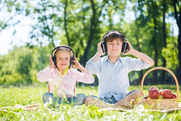 Children enjoying music — Stock Photo, Image