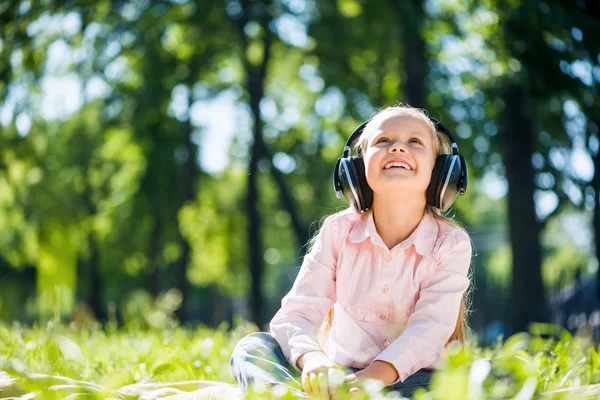 夏の少女公園音楽を聴く — ストック写真