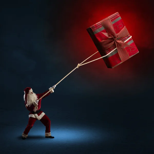 Santa Claus pulls giftbox — Stock Photo, Image