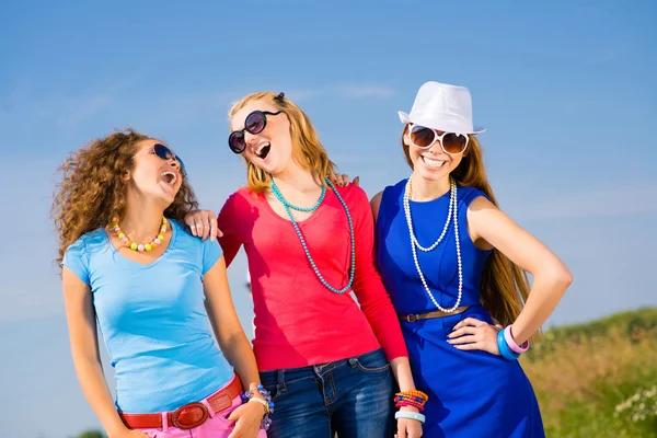 Tres chicas jóvenes divirtiéndose — Foto de Stock