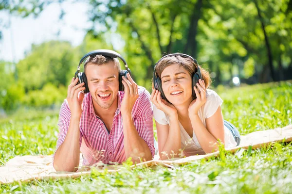 Paar im Park — Stockfoto