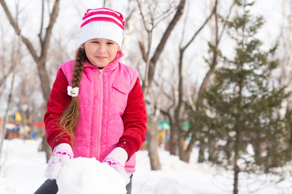 Girl in a winter park — Stock Photo, Image