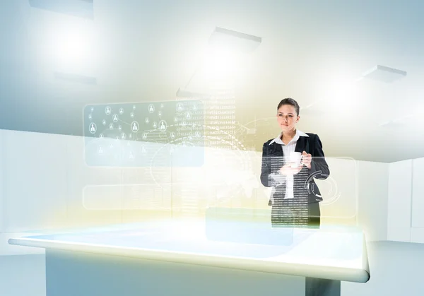 Mujer de negocios mirando holograma de medios — Foto de Stock