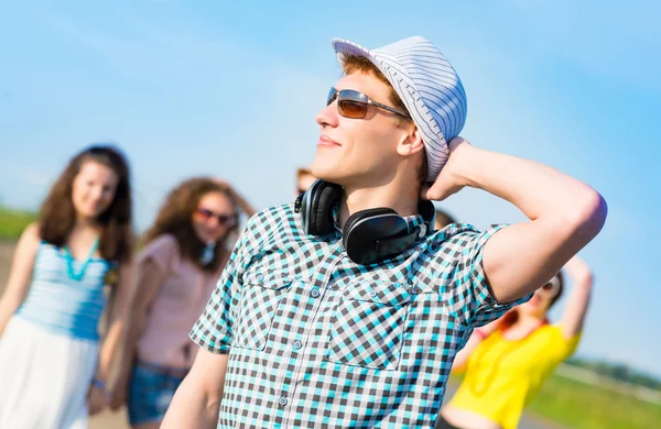 Jeune homme en lunettes de soleil — Photo