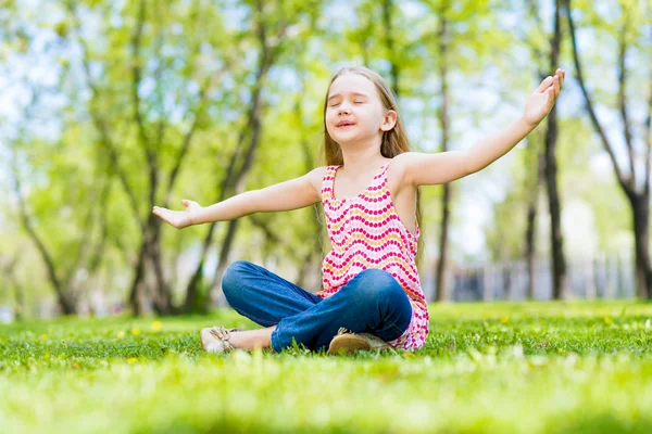 Ritratto di una ragazza in un parco — Foto Stock