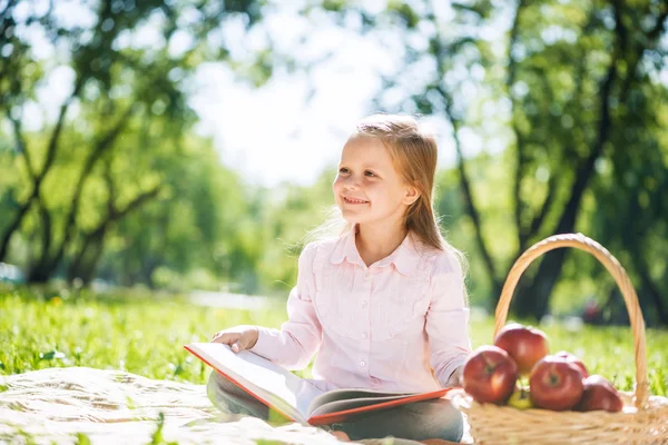 Chica en el parque de verano libro de lectura — Foto de Stock