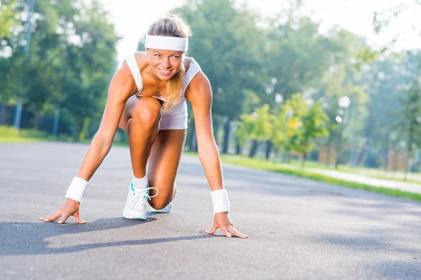Woman runner in start pose — Stock Photo, Image