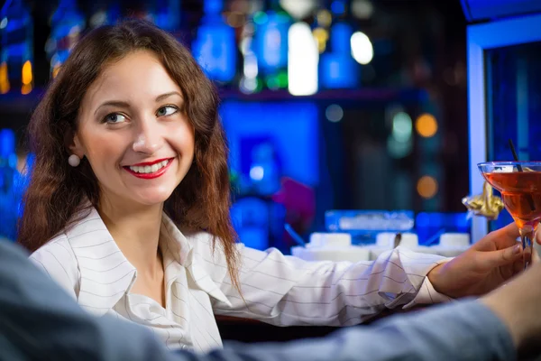 Jeune femme dans un bar — Photo
