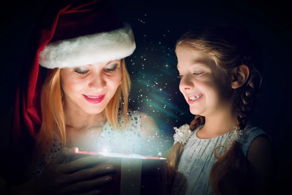 Mother and daughter opened giftbox — Stock Photo, Image