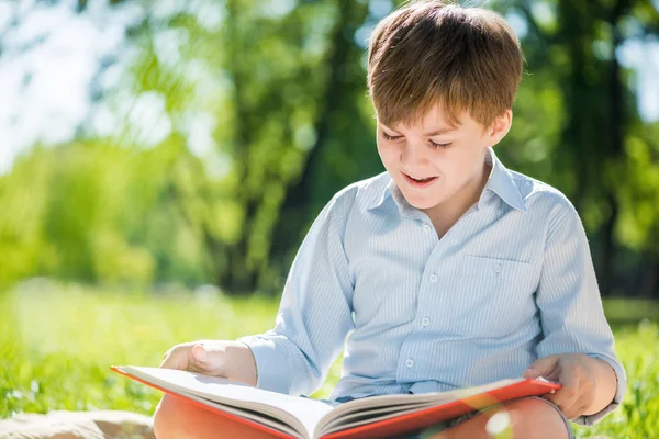 Ragazzo nel parco estivo — Foto Stock