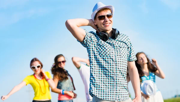 Jeune homme en lunettes de soleil — Photo