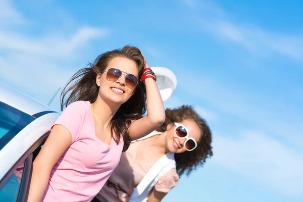 Giovane donna attraente in occhiali da sole — Foto Stock