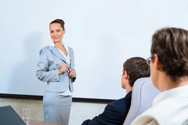 Diskutiert Geschäftsfrau mit Kollegen — Stockfoto