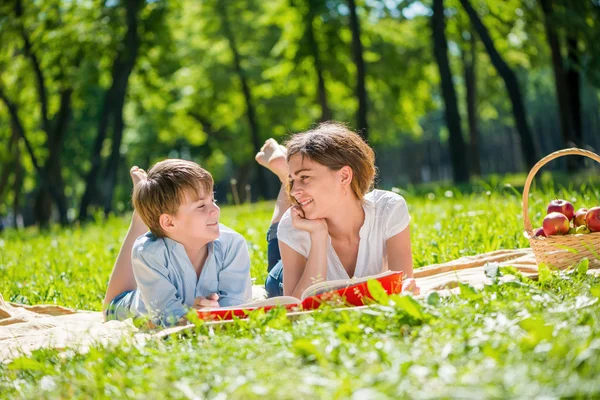 Family at park — Stock Photo, Image