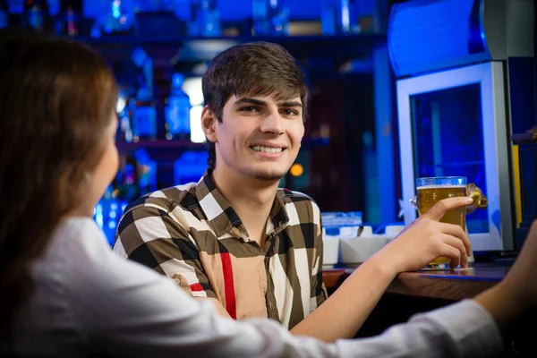 Junger Mann an der Bar — Stockfoto