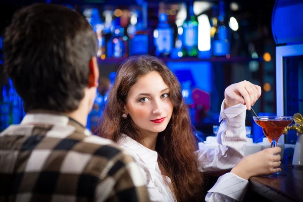 Молодая женщина в баре — стоковое фото