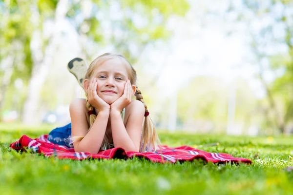 Portret van een glimlachende meisje in een park — Stockfoto