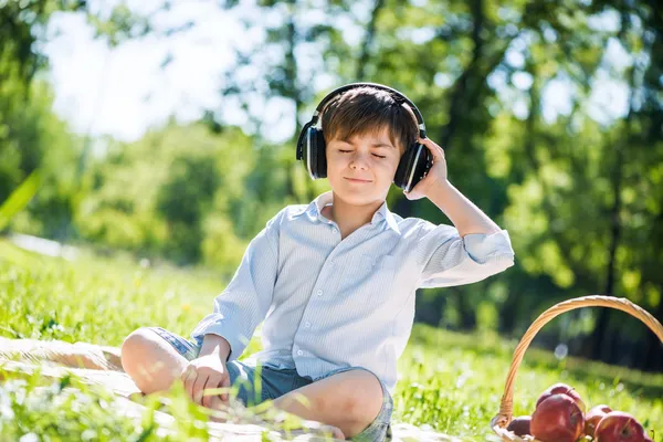 Pojken njuter musik — Stockfoto