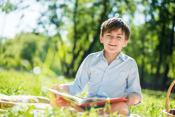 Ragazzo nel parco estivo — Foto Stock