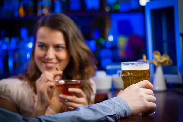 Jonge vrouw in een bar — Stockfoto