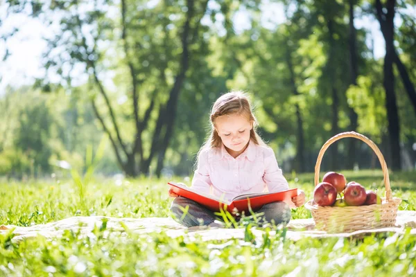 Dolce ragazza nel parco — Foto Stock