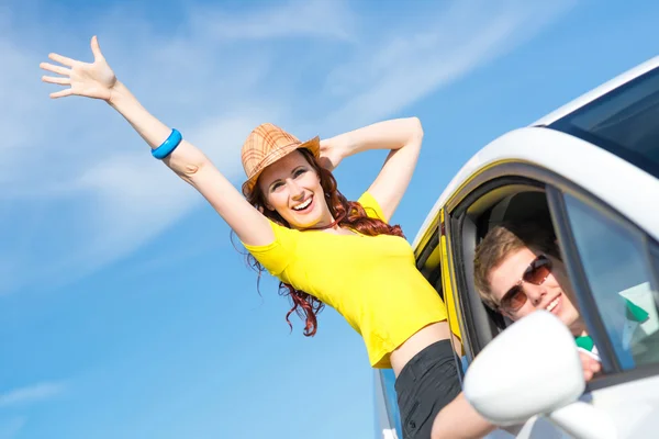 Mujer atractiva joven en gafas de sol — Foto de Stock