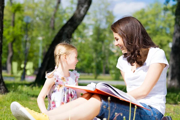 Meisje en vrouw lezen van een boek — Stockfoto