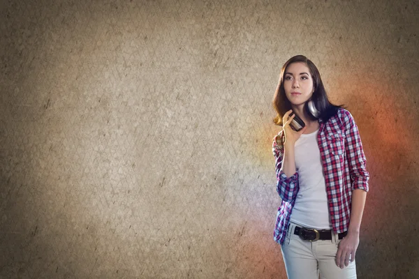Tonåring tjej bär hörlurar — Stockfoto