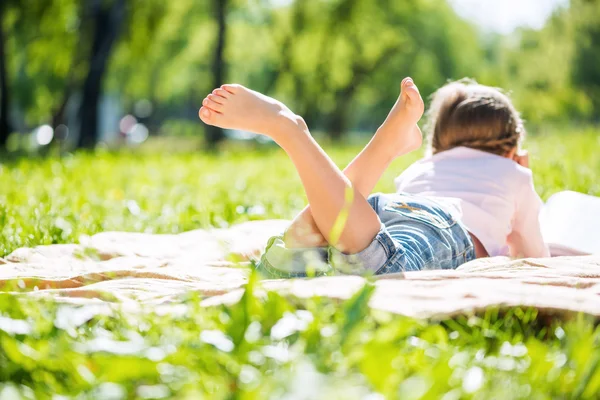 子供の公園で — ストック写真