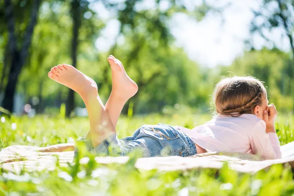 Kid in park — Stockfoto