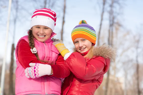 Meisjes in een winter park — Stockfoto