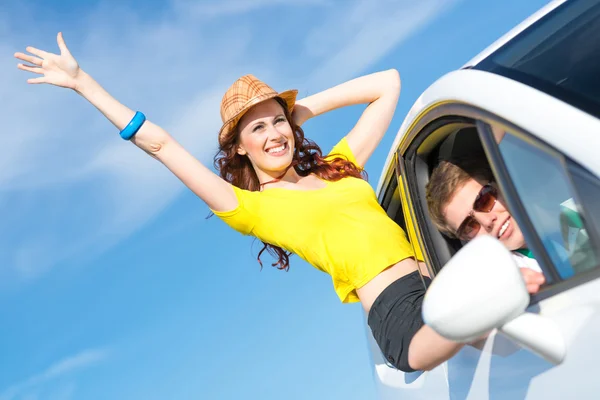 Mujer atractiva joven en gafas de sol — Foto de Stock