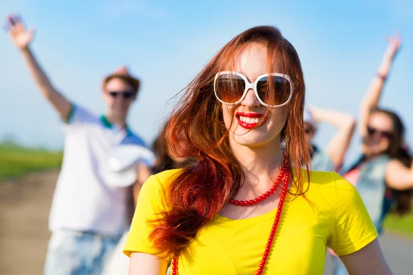 Jeune femme élégante avec des lunettes de soleil — Photo